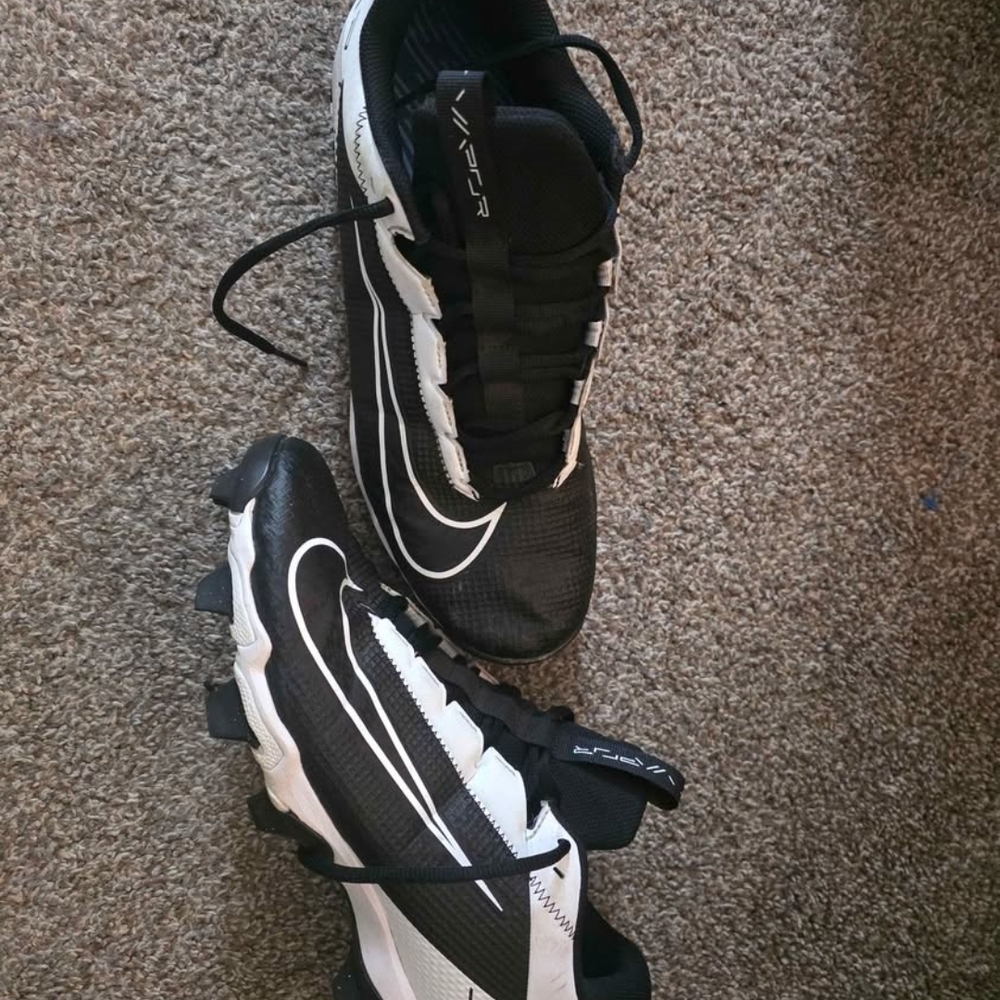 Nike Black and White Men's Athletic Cleats